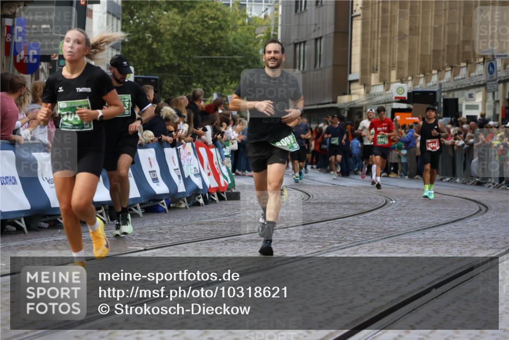 13.09.2026 - 21. swb-Marathon Bremen Strokosch-Dieckow http://msf.ph/oto/10318621 13.09.2026 13:07:19 Ziel 749, 1540, 3127, 3794, 3973, 4574, 8888, 9708, 819, 2706, 3043, 4743, 7803, 8060, 8098, 8467 meine-sportfotos.de