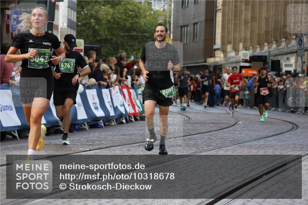 13.09.2026 - 21. swb-Marathon Bremen Strokosch-Dieckow http://msf.ph/oto/10318678 13.09.2026 13:07:19 Ziel 749, 1540, 3127, 3794, 3973, 4574, 8888, 9708, 819, 2706, 3043, 4743, 7803, 8060, 8098, 8467 meine-sportfotos.de