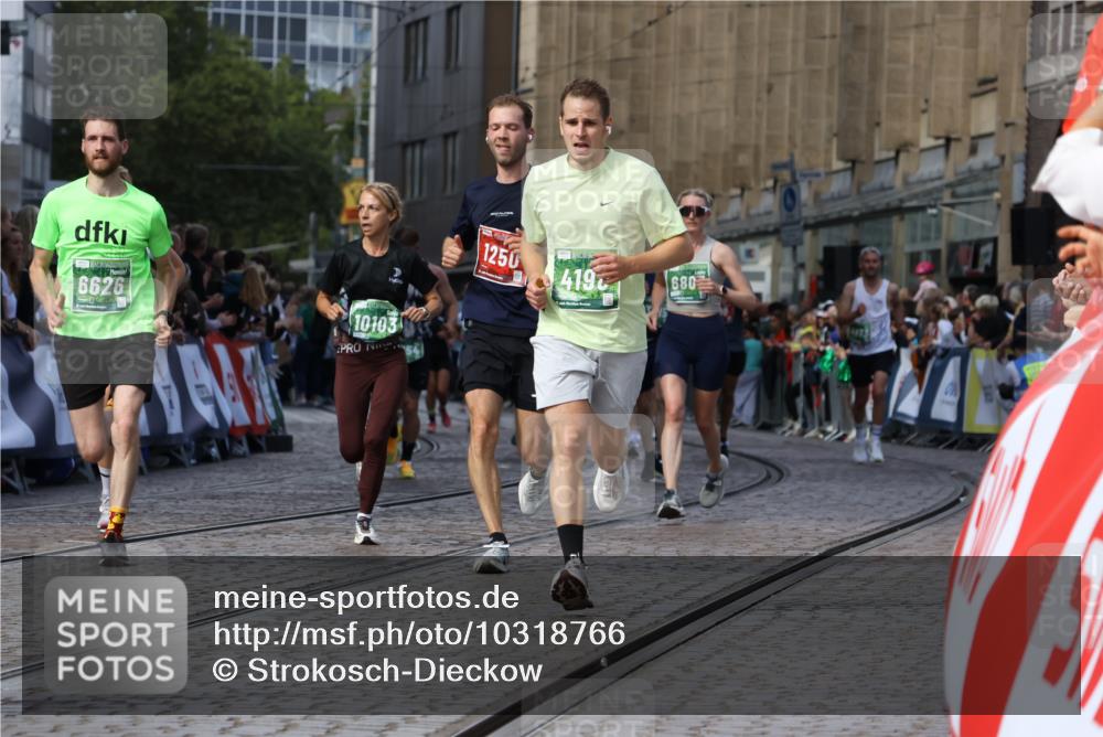 13.09.2026 - 21. swb-Marathon Bremen Strokosch-Dieckow http://msf.ph/oto/10318766 13.09.2026 13:24:42 Ziel 776, 1250, 2295, 2491, 3994, 4000, 4559, 5012, 5208, 5572, 5668, 5669, 5928, 5929, 5953, 6080, 7069, 7081, 7156, 7568, 8310, 8415, 8784, 9087, 9264, 9573, 9676, 9916, 972, 1516, 2761, 3015, 4198, 4262, 4277, 4973, 5664, 6079, 6360, 6544, 6626, 6807, 7409, 7854, 8853, 10103 meine-sportfotos.de
