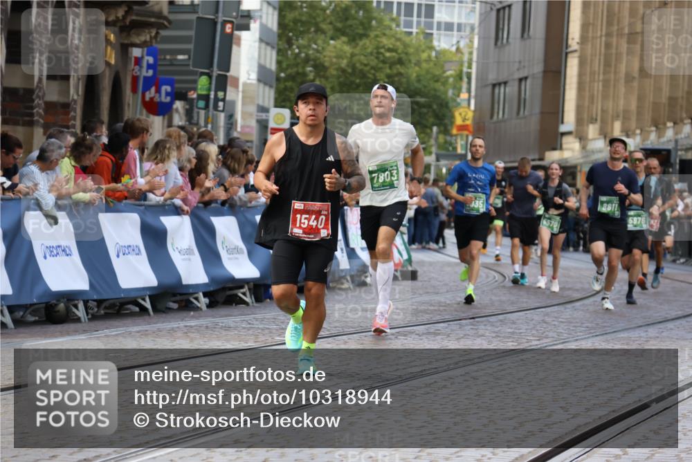 13.09.2026 - 21. swb-Marathon Bremen Strokosch-Dieckow http://msf.ph/oto/10318944 13.09.2026 13:07:30 Ziel 1540, 1863, 3118, 3794, 3973, 4808, 6053, 7636, 7876, 8980, 9708, 9927, 819, 2135, 4990, 5570, 5976, 7558, 7803, 8611, 8737, 9035, 9356 meine-sportfotos.de