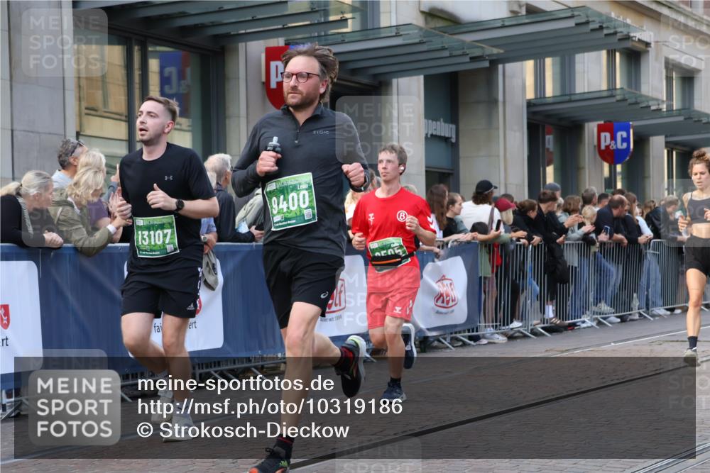 13.09.2026 - 21. swb-Marathon Bremen Strokosch-Dieckow http://msf.ph/oto/10319186 13.09.2026 13:17:25 Ziel 560, 771, 1297, 2008, 2125, 2234, 2812, 3051, 3192, 3760, 4171, 4286, 4374, 4498, 4499, 4620, 5041, 5530, 5550, 5817, 7901, 8100, 8250, 8446, 9075, 9400, 9505, 9595, 9596, 13041, 13107, 842, 2052, 3148, 4805, 6095, 6624, 6734, 6759, 6803, 7284, 8111, 8253, 8418, 8532, 8714, 9075 meine-sportfotos.de