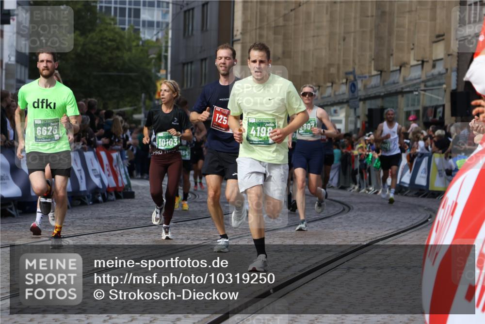 13.09.2026 - 21. swb-Marathon Bremen Strokosch-Dieckow http://msf.ph/oto/10319250 13.09.2026 13:24:42 Ziel 776, 1250, 2295, 2491, 3994, 4000, 4559, 5012, 5208, 5572, 5668, 5669, 5928, 5929, 5953, 6080, 7069, 7081, 7156, 7568, 8310, 8415, 8784, 9087, 9264, 9573, 9676, 9916, 972, 1516, 2761, 3015, 4198, 4262, 4277, 4973, 5664, 6079, 6360, 6544, 6626, 6807, 7409, 7854, 8853, 10103 meine-sportfotos.de