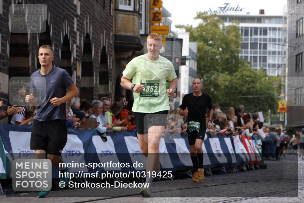 13.09.2026 - 21. swb-Marathon Bremen Strokosch-Dieckow http://msf.ph/oto/10319425 13.09.2026 13:07:44 Ziel 1863, 2706, 3043, 3118, 4743, 4808, 7803, 8060, 8098, 8467, 8980, 969, 4732, 4852, 13160 meine-sportfotos.de