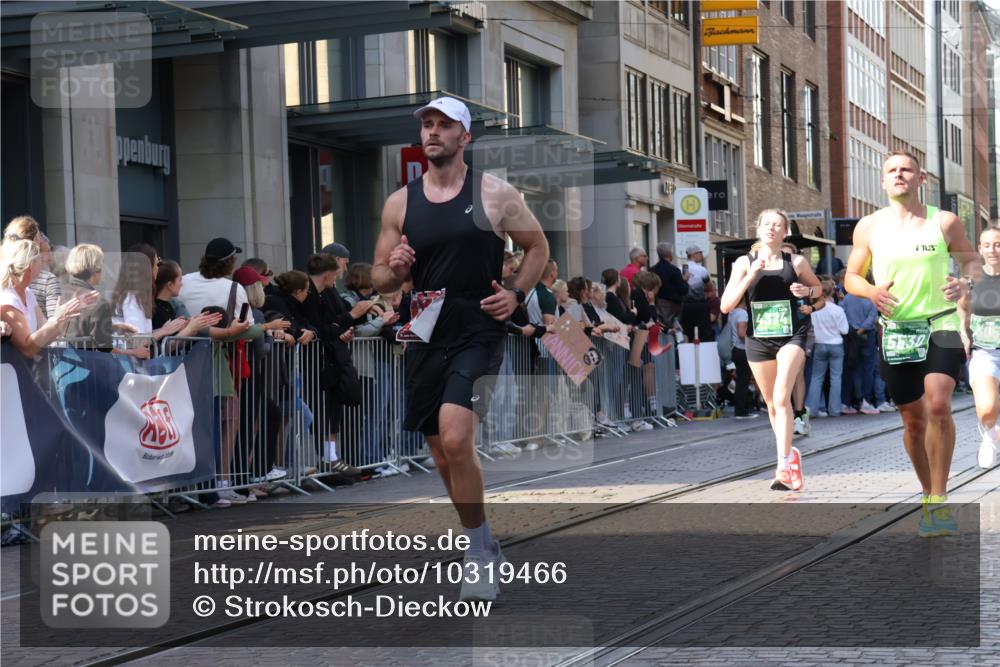 13.09.2026 - 21. swb-Marathon Bremen Strokosch-Dieckow http://msf.ph/oto/10319466 13.09.2026 13:17:31 Ziel 771, 948, 1297, 1631, 1797, 2001, 2125, 2234, 2634, 2812, 3051, 3192, 3760, 4286, 4374, 4498, 4499, 4620, 5530, 5817, 5935, 8250, 8805, 8869, 9400, 9505, 9595, 9596, 9837, 13041, 13107, 560, 842, 2008, 3148, 4171, 4805, 5041, 5550, 6095, 6734, 6759, 6803, 7901, 8100, 8250, 8253, 8446, 8532, 8714, 9075 meine-sportfotos.de