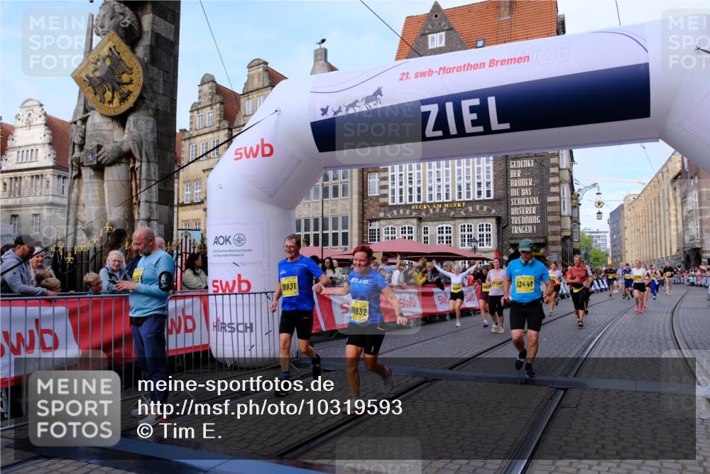 13.09.2026 - 21. swb-Marathon Bremen Tim E. http://msf.ph/oto/10319593 13.09.2026 10:58:23 Ziel 10494, 10543, 10559, 10604, 10673, 10750, 10798, 10826, 10828, 10903, 10914, 10931, 10932, 11136, 11295, 11332, 11388, 11752, 11863, 11884, 12017, 12386, 12387, 12441, 12482, 12551 meine-sportfotos.de