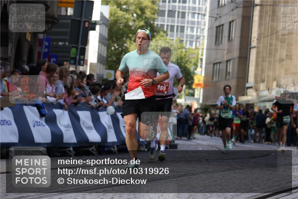 13.09.2026 - 21. swb-Marathon Bremen Strokosch-Dieckow http://msf.ph/oto/10319926 13.09.2026 13:08:07 Ziel 969, 4732, 4852, 4990, 5570, 5976, 7558, 8611, 8737, 9035, 9356, 678, 1335, 1696, 2098, 2266, 3808, 4247, 5594, 8655, 9582 meine-sportfotos.de