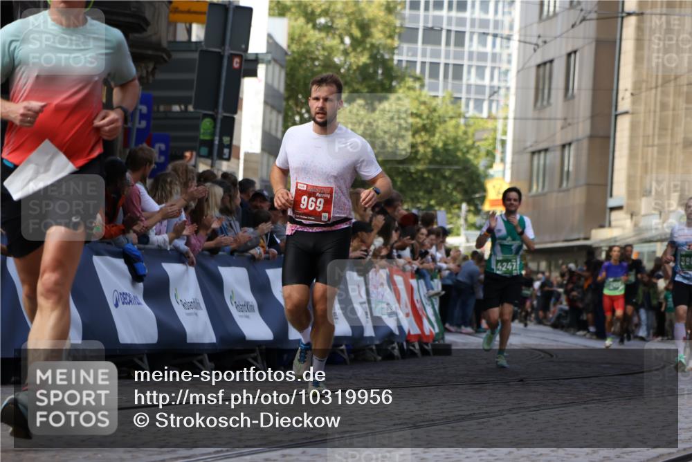 13.09.2026 - 21. swb-Marathon Bremen Strokosch-Dieckow http://msf.ph/oto/10319956 13.09.2026 13:08:08 Ziel 969, 4732, 4852, 4990, 5570, 5976, 7558, 8611, 8737, 9035, 9356, 13160, 678, 1335, 1696, 2098, 2266, 3808, 4247, 5594, 8655, 9582 meine-sportfotos.de