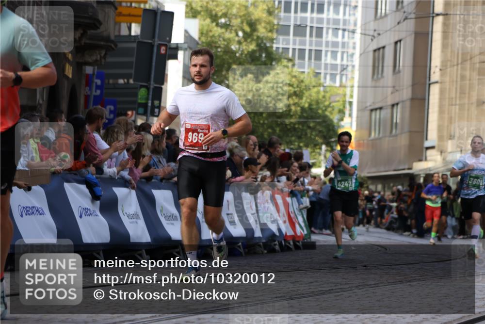 13.09.2026 - 21. swb-Marathon Bremen Strokosch-Dieckow http://msf.ph/oto/10320012 13.09.2026 13:08:08 Ziel 969, 4732, 4852, 4990, 5570, 5976, 7558, 8611, 8737, 9035, 9356, 13160, 678, 1335, 1696, 2098, 2266, 3808, 4247, 5594, 8655, 9582 meine-sportfotos.de