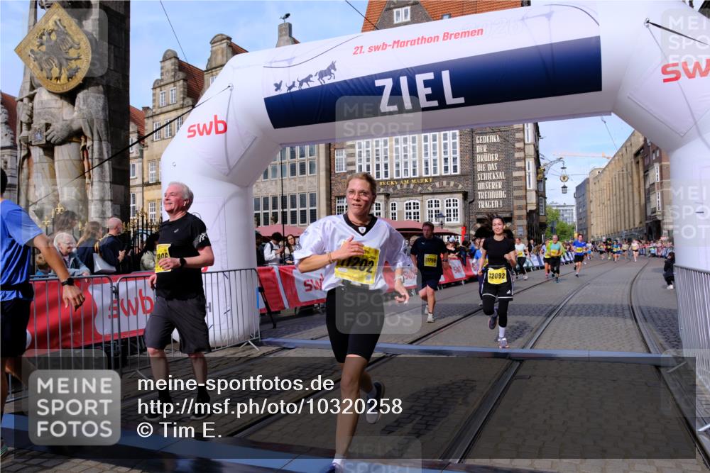 13.09.2026 - 21. swb-Marathon Bremen Tim E. http://msf.ph/oto/10320258 13.09.2026 10:58:36 Ziel 10249, 10494, 10530, 10673, 10750, 10798, 10828, 10914, 11004, 11120, 11131, 11152, 11202, 11295, 11388, 11403, 11420, 11455, 11686, 11750, 11752, 11884, 11906, 11952, 11953, 12017, 12092, 12386, 12387, 12441, 12482, 12518 meine-sportfotos.de