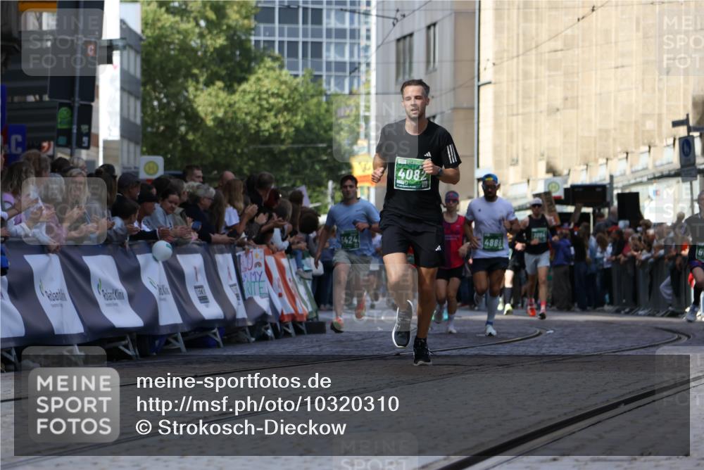 13.09.2026 - 21. swb-Marathon Bremen Strokosch-Dieckow http://msf.ph/oto/10320310 13.09.2026 13:08:23 Ziel 2098, 2266, 2844, 6692, 13091, 13160, 339, 715, 4082, 4888, 5424, 7064, 9084 meine-sportfotos.de