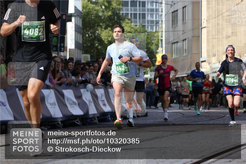 13.09.2026 - 21. swb-Marathon Bremen Strokosch-Dieckow http://msf.ph/oto/10320385 13.09.2026 13:08:26 Ziel 2098, 2266, 2844, 3808, 5594, 6692, 13091, 13160, 715, 3276, 4033, 4082, 4888, 5424, 6842, 7064, 7121, 9084 meine-sportfotos.de