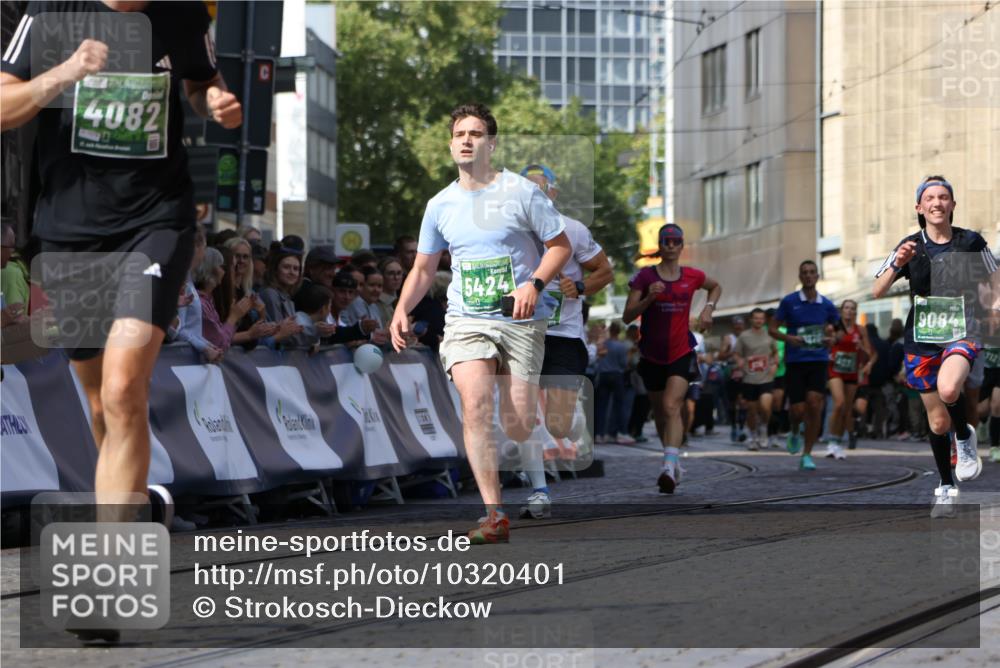 13.09.2026 - 21. swb-Marathon Bremen Strokosch-Dieckow http://msf.ph/oto/10320401 13.09.2026 13:08:26 Ziel 2098, 2266, 2844, 3808, 5594, 6692, 13091, 13160, 715, 3276, 4033, 4082, 4888, 5424, 6842, 7064, 7121, 9084 meine-sportfotos.de