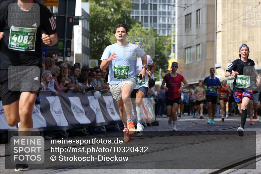 13.09.2026 - 21. swb-Marathon Bremen Strokosch-Dieckow http://msf.ph/oto/10320432 13.09.2026 13:08:26 Ziel 2098, 2266, 2844, 3808, 5594, 6692, 13091, 13160, 715, 3276, 4033, 4082, 4888, 5424, 6842, 7064, 7121, 9084 meine-sportfotos.de