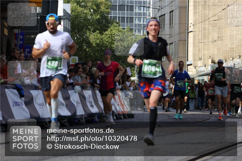 13.09.2026 - 21. swb-Marathon Bremen Strokosch-Dieckow http://msf.ph/oto/10320478 13.09.2026 13:08:28 Ziel 2098, 2266, 2844, 3808, 4247, 5594, 6692, 13091, 13160, 715, 3276, 4033, 4888, 5377, 6842, 7064, 7121, 9084 meine-sportfotos.de