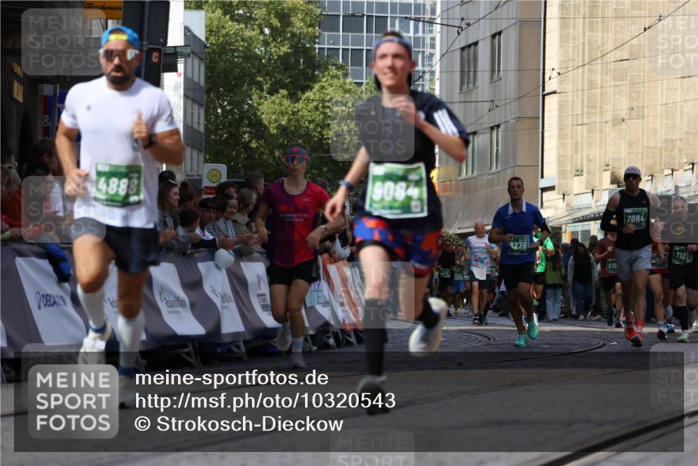 13.09.2026 - 21. swb-Marathon Bremen Strokosch-Dieckow http://msf.ph/oto/10320543 13.09.2026 13:08:28 Ziel 2098, 2266, 2844, 3808, 4247, 5594, 6692, 13091, 13160, 715, 3276, 4033, 4888, 5377, 6842, 7064, 7121, 9084 meine-sportfotos.de