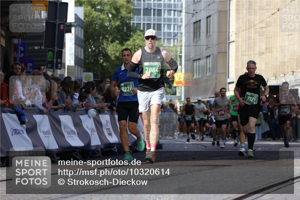 13.09.2026 - 21. swb-Marathon Bremen Strokosch-Dieckow http://msf.ph/oto/10320614 13.09.2026 13:08:33 Ziel 678, 1335, 1696, 2098, 2266, 2844, 3808, 4247, 5594, 8655, 9582, 715, 3110, 3276, 4033, 5377, 6842, 7064, 7121, 8555, 9240, 9411, 9702 meine-sportfotos.de