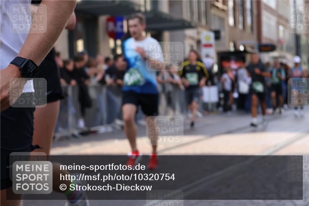 13.09.2026 - 21. swb-Marathon Bremen Strokosch-Dieckow http://msf.ph/oto/10320754 13.09.2026 13:17:56 Ziel 1146, 1419, 1631, 1872, 2260, 2671, 3241, 3458, 3514, 3634, 4131, 4733, 5292, 5307, 5460, 5695, 5948, 6152, 6290, 6448, 7491, 7954, 8094, 8943, 8944, 9134, 9609, 10065, 13150, 771, 948, 1297, 1631, 1797, 2001, 2125, 2234, 2634, 2812, 3051, 3192, 3760, 4286, 4374, 4498, 4499, 4620, 5530, 5817, 5935, 8250, 8805, 8869, 9400, 9505, 9595, 9596, 9837, 13041, 13107 meine-sportfotos.de