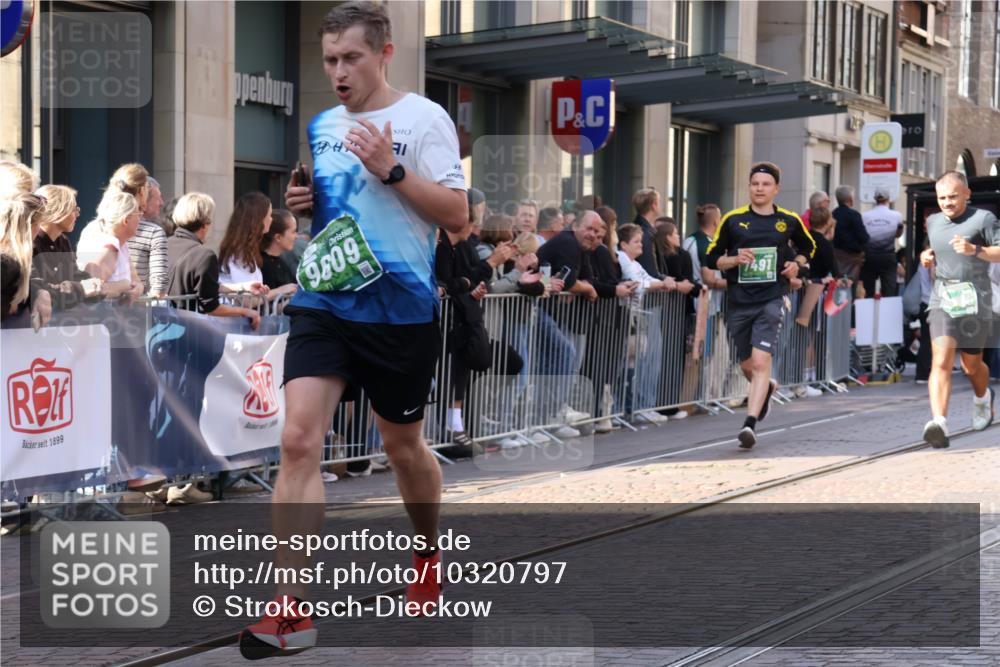 13.09.2026 - 21. swb-Marathon Bremen Strokosch-Dieckow http://msf.ph/oto/10320797 13.09.2026 13:17:57 Ziel 1146, 1419, 1872, 2260, 2671, 3241, 3458, 3514, 3634, 4131, 4733, 5292, 5307, 5460, 5695, 5948, 6152, 6290, 6448, 7491, 7954, 8094, 8943, 8944, 9134, 9609, 10065, 13150, 771, 948, 1297, 1631, 1797, 2001, 2125, 2234, 2634, 2812, 3051, 3192, 3760, 4286, 4374, 4498, 4499, 4620, 5530, 5817, 5935, 6290, 8805, 8869, 9400, 9505, 9595, 9596, 9837, 13041, 13107 meine-sportfotos.de