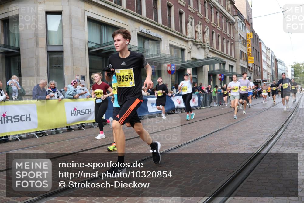 13.09.2026 - 21. swb-Marathon Bremen Strokosch-Dieckow http://msf.ph/oto/10320854 13.09.2026 10:58:53 Ziel 10383, 10415, 10427, 10477, 10492, 10668, 10843, 11034, 11086, 11125, 11301, 11302, 11500, 11602, 11913, 12015, 12118, 12127, 12131, 12200, 12267, 12271, 12297, 12537, 12541, 10254, 10485, 10787, 10794, 10832, 10878, 10948, 11030, 11189, 11228, 11267, 11278, 11488, 11743, 11955, 12130, 12176, 12237, 12320, 12414, 12499, 12505 meine-sportfotos.de