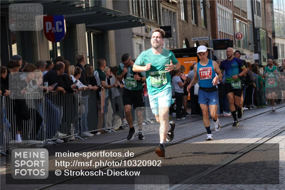 13.09.2026 - 21. swb-Marathon Bremen Strokosch-Dieckow http://msf.ph/oto/10320902 13.09.2026 13:18:00 Ziel 1146, 1419, 1872, 2055, 2260, 2671, 3241, 3458, 3514, 3634, 4131, 5292, 5307, 5460, 5695, 6152, 6293, 6294, 6818, 7491, 7954, 8094, 8943, 8944, 9134, 9609, 10065, 13150, 771, 948, 1297, 1631, 1797, 2001, 2125, 2634, 2812, 3051, 3192, 4286, 4374, 4498, 4499, 4620, 4733, 5530, 5817, 5935, 5948, 6290, 6448, 8805, 8869, 9505, 9595, 9596, 9837, 13041, 13107 meine-sportfotos.de