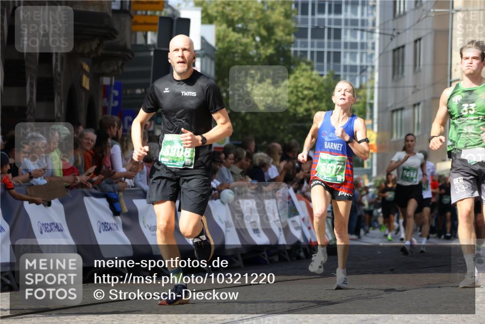 13.09.2026 - 21. swb-Marathon Bremen Strokosch-Dieckow http://msf.ph/oto/10321220 13.09.2026 13:08:49 Ziel 339, 678, 715, 1335, 1696, 4082, 4888, 5424, 7064, 8655, 9084, 9582, 1925, 2287, 3330, 4384, 5517, 5636, 5696, 6906, 7262, 8120, 9867, 9906, 9911 meine-sportfotos.de
