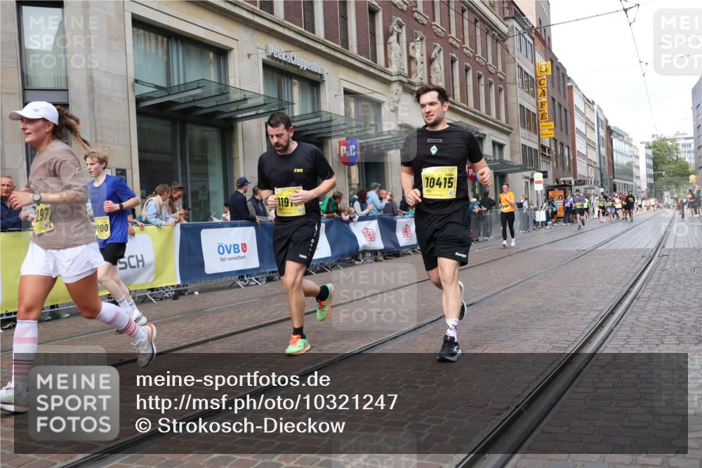 13.09.2026 - 21. swb-Marathon Bremen Strokosch-Dieckow http://msf.ph/oto/10321247 13.09.2026 10:58:59 Ziel 10377, 10415, 10492, 10668, 10922, 11086, 11125, 11301, 11302, 11500, 11873, 11913, 12118, 12200, 12267, 12295, 12297, 12537, 12541, 10254, 10383, 10427, 10477, 10485, 10787, 10794, 10832, 10843, 10948, 11030, 11034, 11228, 11267, 11278, 11488, 11602, 11743, 12015, 12127, 12130, 12131, 12176, 12271, 12297, 12414 meine-sportfotos.de