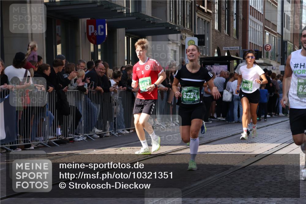 13.09.2026 - 21. swb-Marathon Bremen Strokosch-Dieckow http://msf.ph/oto/10321351 13.09.2026 13:18:12 Ziel 465, 1146, 1419, 2055, 2324, 2948, 3631, 4413, 4642, 5307, 5460, 5867, 6293, 6294, 6818, 7245, 7491, 7731, 7954, 8404, 8540, 8743, 8872, 9019, 9275, 9327, 9833, 13150, 948, 1631, 1797, 1872, 2001, 2260, 2634, 2671, 3241, 3458, 3514, 3634, 4131, 4733, 5292, 5695, 5935, 5948, 6152, 6290, 6448, 8094, 8805, 8869, 8943, 8944, 9134, 9595, 9596, 9609, 9837, 10065, 13041 meine-sportfotos.de