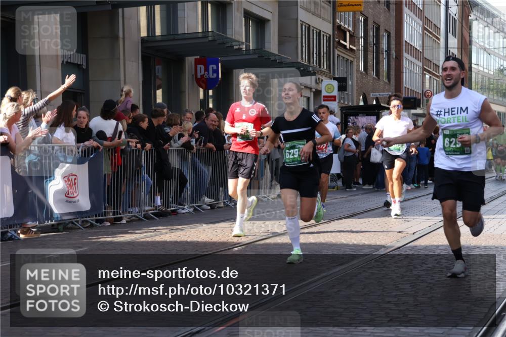 13.09.2026 - 21. swb-Marathon Bremen Strokosch-Dieckow http://msf.ph/oto/10321371 13.09.2026 13:18:12 Ziel 465, 1146, 1419, 2055, 2324, 2948, 3631, 4413, 4642, 5307, 5460, 5867, 6293, 6294, 6818, 7245, 7491, 7731, 7954, 8404, 8540, 8743, 8872, 9019, 9275, 9327, 9833, 13150, 948, 1631, 1797, 1872, 2001, 2260, 2634, 2671, 3241, 3458, 3514, 3634, 4131, 4733, 5292, 5695, 5935, 5948, 6152, 6290, 6448, 8094, 8805, 8869, 8943, 8944, 9134, 9595, 9596, 9609, 9837, 10065, 13041 meine-sportfotos.de