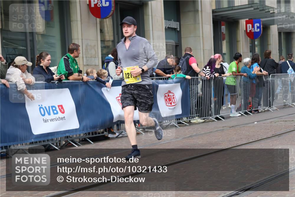 13.09.2026 - 21. swb-Marathon Bremen Strokosch-Dieckow http://msf.ph/oto/10321433 13.09.2026 10:59:06 Ziel 10147, 10377, 10492, 10745, 10922, 11086, 11125, 11151, 11207, 11301, 11302, 11500, 11519, 11594, 11873, 12118, 12267, 12295, 12481, 12537, 12541, 10254, 10383, 10415, 10427, 10477, 10485, 10668, 10787, 10794, 10832, 10843, 10948, 11034, 11267, 11278, 11602, 11913, 12015, 12127, 12130, 12131, 12176, 12200, 12271, 12297, 12414 meine-sportfotos.de