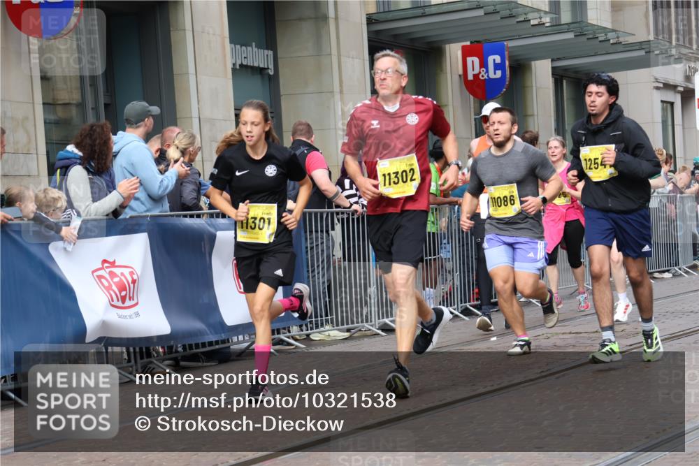 13.09.2026 - 21. swb-Marathon Bremen Strokosch-Dieckow http://msf.ph/oto/10321538 13.09.2026 10:59:09 Ziel 10147, 10377, 10492, 10745, 10922, 11086, 11125, 11151, 11207, 11301, 11302, 11500, 11519, 11594, 11873, 12267, 12295, 12481, 12527, 12537, 12541, 10254, 10383, 10415, 10427, 10477, 10485, 10668, 10787, 10794, 10832, 10843, 10948, 11034, 11125, 11267, 11278, 11301, 11302, 11602, 11913, 12015, 12118, 12127, 12130, 12131, 12176, 12200, 12271, 12297, 12414 meine-sportfotos.de