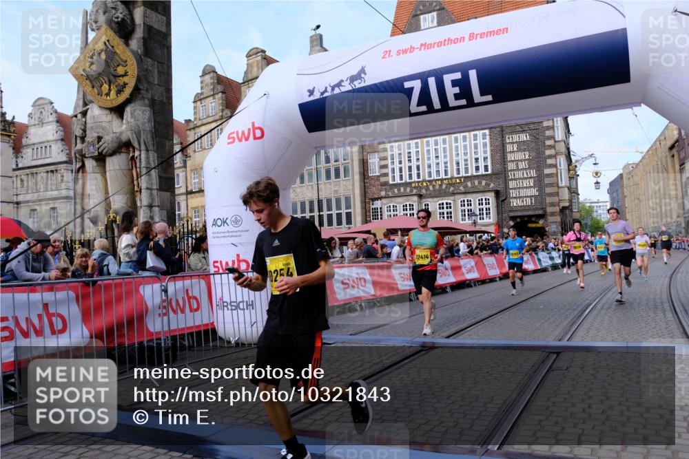 13.09.2026 - 21. swb-Marathon Bremen Tim E. http://msf.ph/oto/10321843 13.09.2026 10:59:10 Ziel 10254, 10383, 10477, 10485, 10787, 10794, 10832, 10843, 10948, 11034, 11228, 11267, 11278, 11488, 11602, 11743, 12015, 12127, 12130, 12131, 12176, 12271, 12414 meine-sportfotos.de