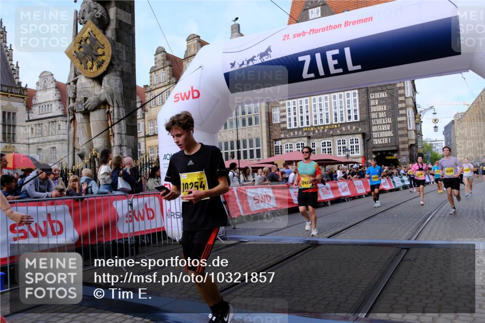 13.09.2026 - 21. swb-Marathon Bremen Tim E. http://msf.ph/oto/10321857 13.09.2026 10:59:10 Ziel 10254, 10383, 10477, 10485, 10787, 10794, 10832, 10843, 10948, 11034, 11228, 11267, 11278, 11488, 11602, 11743, 12015, 12127, 12130, 12131, 12176, 12271, 12414 meine-sportfotos.de