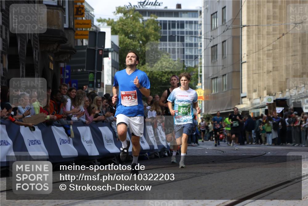 13.09.2026 - 21. swb-Marathon Bremen Strokosch-Dieckow http://msf.ph/oto/10322203 13.09.2026 13:09:22 Ziel 1925, 2287, 2291, 2909, 3330, 4384, 4898, 5383, 5517, 5636, 5696, 6906, 7262, 8120, 8830, 9906, 9911, 10044, 4473, 5111, 6652, 9789 meine-sportfotos.de
