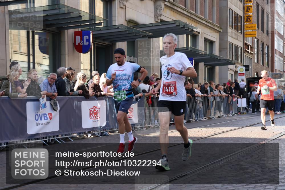 13.09.2026 - 21. swb-Marathon Bremen Strokosch-Dieckow http://msf.ph/oto/10322294 13.09.2026 13:18:32 Ziel 307, 2324, 2948, 3631, 4120, 4413, 4642, 4916, 5277, 5867, 6310, 6787, 7104, 7154, 7163, 7602, 7791, 8743, 9327, 9833, 13184, 465, 1146, 1419, 2055, 3458, 4413, 5307, 5460, 6293, 6294, 6818, 7245, 7491, 7731, 7954, 8404, 8540, 8872, 9019, 9134, 9275, 10065, 13150 meine-sportfotos.de