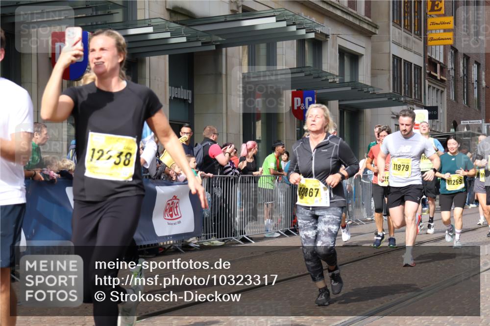 13.09.2026 - 21. swb-Marathon Bremen Strokosch-Dieckow http://msf.ph/oto/10323317 13.09.2026 10:59:51 Ziel 10144, 10175, 10758, 10810, 10867, 11016, 11071, 11129, 11158, 11159, 11160, 11250, 11259, 11445, 11453, 11524, 11525, 11528, 11547, 11587, 11588, 11589, 11623, 11879, 11907, 12105, 12106, 12123, 12190, 12238, 12239, 12274, 12291, 12352, 12394, 10147, 10236, 10355, 10669, 10691, 10745, 10928, 10929, 11054, 11056, 11089, 11194, 11207, 11419, 11427, 11501, 11519, 11594, 11637, 11803, 11904, 12138, 12238, 12239, 12242, 12243, 12481 meine-sportfotos.de