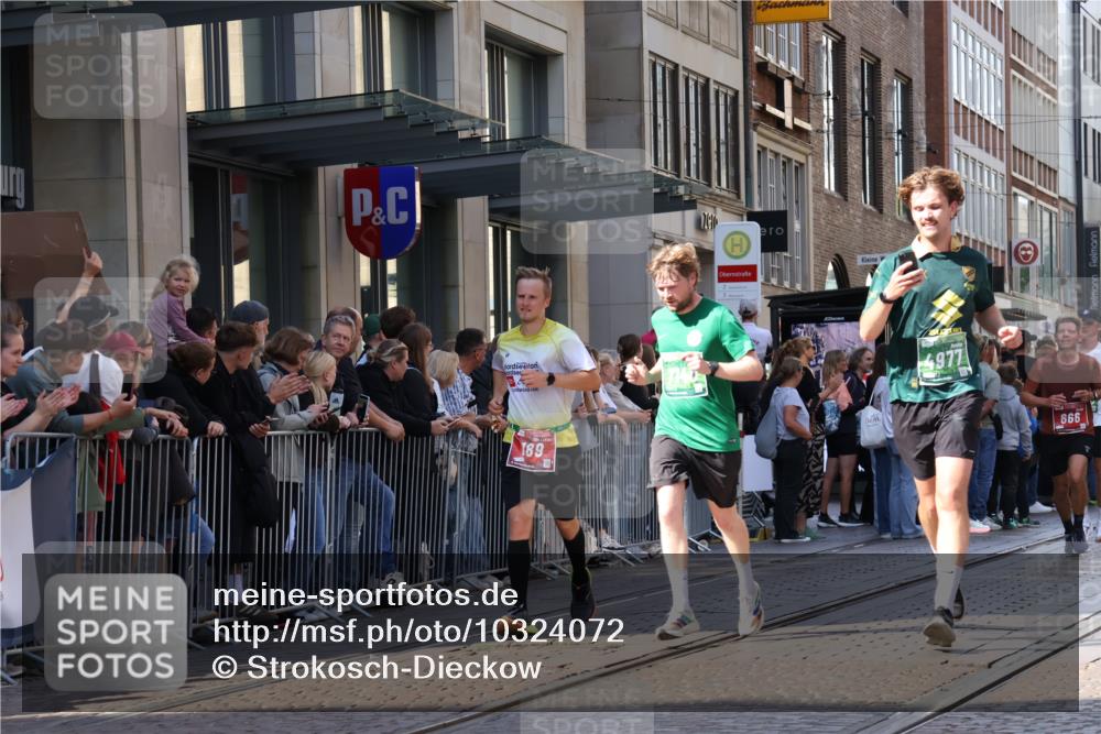 13.09.2026 - 21. swb-Marathon Bremen Strokosch-Dieckow http://msf.ph/oto/10324072 13.09.2026 13:19:17 Ziel 161, 461, 926, 1010, 1232, 1281, 1468, 1535, 1642, 2870, 2906, 3966, 4319, 4455, 4479, 4480, 4977, 4978, 5371, 7037, 7140, 7268, 7655, 7945, 8153, 8185, 9359, 9984, 13163, 189, 666, 1599, 2007, 2390, 2423, 2535, 3182, 3508, 4819, 4857, 5172, 6008, 6137, 6310, 6633, 7154, 7647, 7686, 7754, 7791, 9512, 9552, 9638, 9805, 13184 meine-sportfotos.de