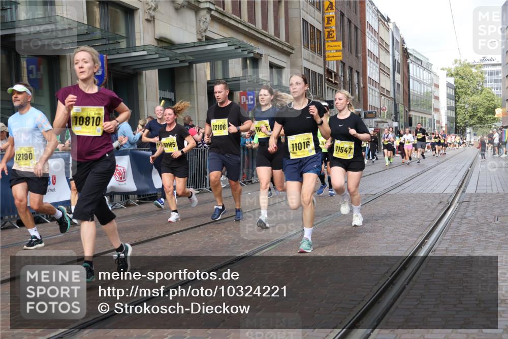 13.09.2026 - 21. swb-Marathon Bremen Strokosch-Dieckow http://msf.ph/oto/10324221 13.09.2026 11:00:12 Ziel 10144, 10263, 10272, 10275, 10306, 10369, 10677, 10801, 10810, 11045, 11126, 11129, 11162, 11180, 11547, 11556, 11623, 11687, 11708, 11769, 11838, 12018, 12105, 12106, 12190, 12291, 12394, 12430, 12530, 12531, 10175, 10691, 10758, 10867, 11016, 11071, 11158, 11159, 11160, 11250, 11259, 11427, 11445, 11453, 11524, 11525, 11528, 11587, 11588, 11589, 11637, 11879, 11904, 11907, 12123, 12190, 12238, 12239, 12274, 12352 meine-sportfotos.de