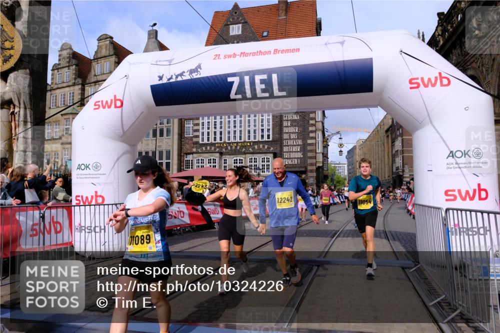 13.09.2026 - 21. swb-Marathon Bremen Tim E. http://msf.ph/oto/10324226 13.09.2026 11:00:06 Ziel 10175, 10236, 10355, 10669, 10691, 10867, 10928, 10929, 11054, 11056, 11089, 11194, 11419, 11427, 11501, 11637, 11803, 11879, 11904, 12138, 12238, 12239, 12242, 12243, 12388, 12480, 12527 meine-sportfotos.de