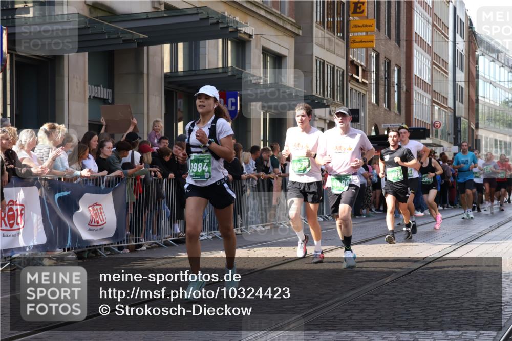 13.09.2026 - 21. swb-Marathon Bremen Strokosch-Dieckow http://msf.ph/oto/10324423 13.09.2026 13:19:26 Ziel 161, 411, 461, 926, 1010, 1053, 1232, 1281, 1468, 1535, 1551, 1642, 1972, 2870, 2906, 3240, 3319, 3411, 3966, 4101, 4479, 4480, 4977, 4978, 7037, 7140, 7488, 7655, 8185, 8263, 9082, 9359, 9984, 13163, 189, 666, 1599, 2390, 2423, 2535, 3182, 3508, 4319, 4455, 4819, 4857, 5172, 5371, 6008, 6137, 6633, 7268, 7754, 7945, 8153, 9552, 9638, 9805 meine-sportfotos.de