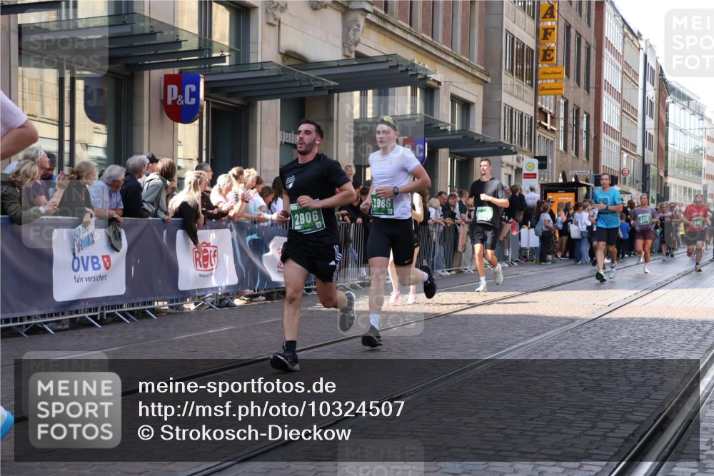 13.09.2026 - 21. swb-Marathon Bremen Strokosch-Dieckow http://msf.ph/oto/10324507 13.09.2026 13:19:29 Ziel 161, 411, 461, 495, 511, 926, 1010, 1053, 1232, 1281, 1468, 1535, 1551, 1642, 1972, 2870, 2906, 3240, 3319, 3411, 3966, 4101, 4479, 4480, 4977, 4978, 5813, 7037, 7140, 7404, 7488, 7655, 8185, 8263, 9082, 9359, 9984, 13163, 13192, 189, 666, 1599, 2390, 2423, 2535, 3182, 3508, 4319, 4455, 4819, 4977, 4978, 5172, 5371, 6008, 6137, 6633, 7268, 7754, 7945, 8153, 9552, 9638, 9805 meine-sportfotos.de