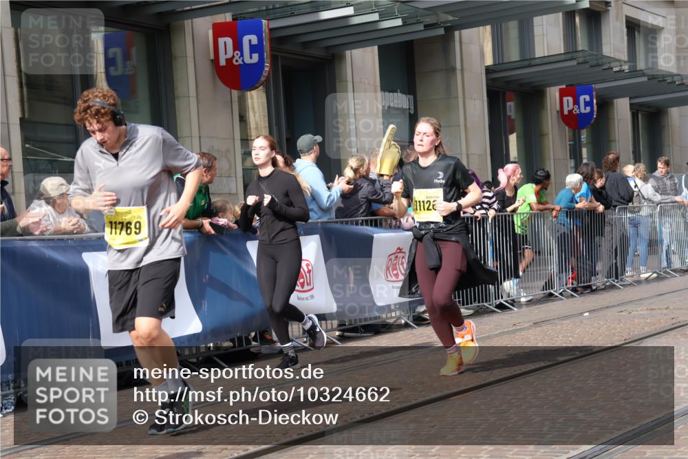 13.09.2026 - 21. swb-Marathon Bremen Strokosch-Dieckow http://msf.ph/oto/10324662 13.09.2026 11:00:23 Ziel 10263, 10272, 10275, 10306, 10367, 10368, 10369, 10857, 11055, 11126, 11162, 11180, 11247, 11343, 11475, 11556, 11687, 11708, 11769, 11797, 11804, 11819, 11838, 11959, 12006, 12018, 12397, 12430, 10144, 10677, 10758, 10801, 10810, 11016, 11045, 11126, 11129, 11158, 11159, 11160, 11259, 11453, 11524, 11525, 11528, 11547, 11587, 11588, 11589, 11623, 11907, 12105, 12106, 12123, 12190, 12274, 12291, 12352, 12394, 12530, 12531 meine-sportfotos.de