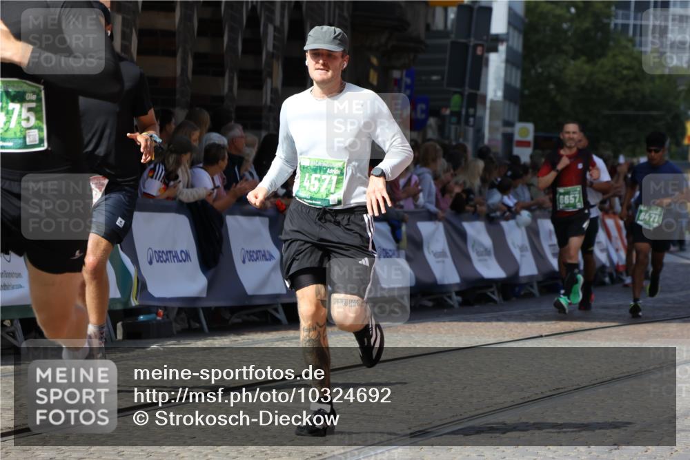 13.09.2026 - 21. swb-Marathon Bremen Strokosch-Dieckow http://msf.ph/oto/10324692 13.09.2026 13:10:55 Ziel 640, 1181, 1277, 1498, 1554, 2347, 2605, 4727, 5066, 5152, 5620, 5648, 6267, 7881, 335, 697, 2021, 2759, 3448, 3484, 3647, 4429, 4571, 5079, 6471, 6657, 8183, 9410, 9622 meine-sportfotos.de