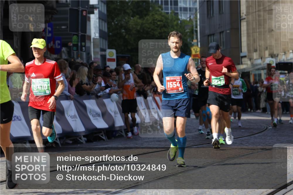 13.09.2026 - 21. swb-Marathon Bremen Strokosch-Dieckow http://msf.ph/oto/10324849 13.09.2026 13:11:01 Ziel 384, 1181, 1385, 1498, 1554, 2347, 2605, 4727, 5066, 5152, 5155, 5168, 5314, 5387, 5620, 5648, 6267, 7115, 7881, 9659, 13248, 335, 1349, 2087, 3440, 3448, 3484, 3647, 4429, 6471, 8183, 8474, 9410, 9618, 9762 meine-sportfotos.de