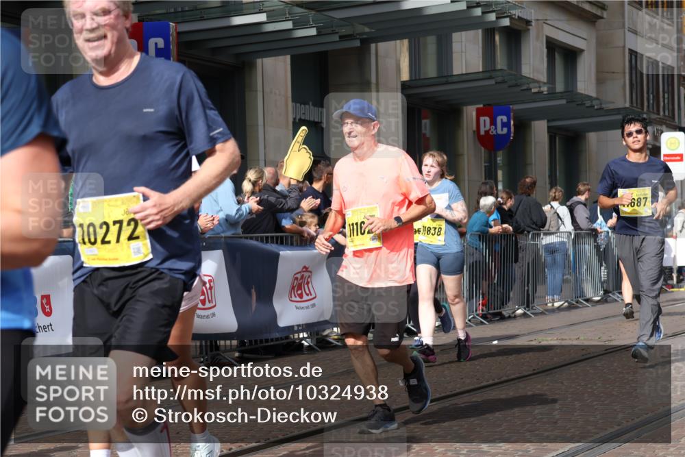 13.09.2026 - 21. swb-Marathon Bremen Strokosch-Dieckow http://msf.ph/oto/10324938 13.09.2026 11:00:31 Ziel 10093, 10263, 10272, 10275, 10306, 10367, 10368, 10428, 10753, 10857, 11055, 11162, 11180, 11247, 11343, 11359, 11475, 11540, 11556, 11687, 11708, 11728, 11797, 11804, 11819, 11838, 11959, 12006, 12116, 12397, 12428, 12430, 10144, 10272, 10275, 10369, 10677, 10801, 10810, 11016, 11045, 11126, 11129, 11547, 11623, 11769, 12018, 12105, 12106, 12190, 12291, 12352, 12394, 12530, 12531 meine-sportfotos.de