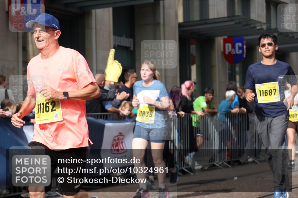 13.09.2026 - 21. swb-Marathon Bremen Strokosch-Dieckow http://msf.ph/oto/10324961 13.09.2026 11:00:31 Ziel 10093, 10263, 10272, 10275, 10306, 10367, 10368, 10428, 10753, 10857, 11055, 11162, 11180, 11247, 11343, 11359, 11475, 11540, 11556, 11687, 11708, 11728, 11797, 11804, 11819, 11838, 11959, 12006, 12116, 12397, 12428, 12430, 10144, 10272, 10275, 10369, 10677, 10801, 10810, 11016, 11045, 11126, 11129, 11547, 11623, 11769, 12018, 12105, 12106, 12190, 12291, 12352, 12394, 12530, 12531 meine-sportfotos.de