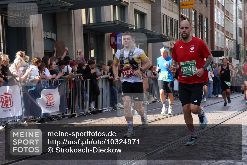 13.09.2026 - 21. swb-Marathon Bremen Strokosch-Dieckow http://msf.ph/oto/10324971 13.09.2026 13:19:42 Ziel 205, 411, 431, 495, 511, 655, 1053, 1058, 1252, 1390, 1537, 1551, 1931, 1972, 2122, 2343, 2807, 2885, 2903, 3240, 3319, 3411, 3690, 3966, 4101, 4287, 5340, 5389, 5813, 5837, 6663, 7341, 7404, 7488, 7531, 8263, 9082, 9359, 9518, 9756, 13192, 161, 461, 926, 1010, 1232, 1281, 1468, 1535, 1642, 2870, 2906, 3966, 4319, 4455, 4479, 4480, 4977, 4978, 5371, 7037, 7140, 7268, 7655, 7945, 8153, 8185, 9359, 9984, 13163 meine-sportfotos.de