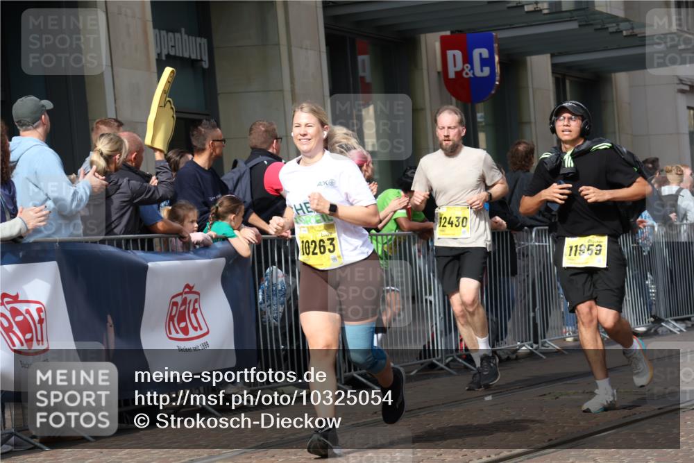 13.09.2026 - 21. swb-Marathon Bremen Strokosch-Dieckow http://msf.ph/oto/10325054 13.09.2026 11:00:33 Ziel 10093, 10263, 10306, 10367, 10368, 10428, 10753, 10857, 11055, 11162, 11247, 11343, 11359, 11475, 11540, 11556, 11687, 11728, 11797, 11804, 11819, 11838, 11959, 12006, 12085, 12116, 12397, 12428, 12430, 10144, 10272, 10275, 10369, 10677, 10801, 10810, 11016, 11045, 11126, 11129, 11180, 11547, 11623, 11687, 11708, 11769, 11838, 12018, 12105, 12106, 12190, 12291, 12394, 12530, 12531 meine-sportfotos.de