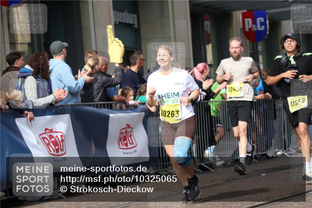 13.09.2026 - 21. swb-Marathon Bremen Strokosch-Dieckow http://msf.ph/oto/10325065 13.09.2026 11:00:34 Ziel 10093, 10263, 10306, 10367, 10368, 10428, 10639, 10753, 10857, 11055, 11162, 11247, 11343, 11359, 11475, 11540, 11556, 11728, 11797, 11804, 11819, 11959, 12006, 12085, 12116, 12397, 12428, 12430, 10144, 10272, 10275, 10369, 10677, 10801, 10810, 11016, 11045, 11126, 11129, 11180, 11547, 11623, 11687, 11708, 11769, 11838, 12018, 12105, 12106, 12190, 12291, 12394, 12530, 12531 meine-sportfotos.de