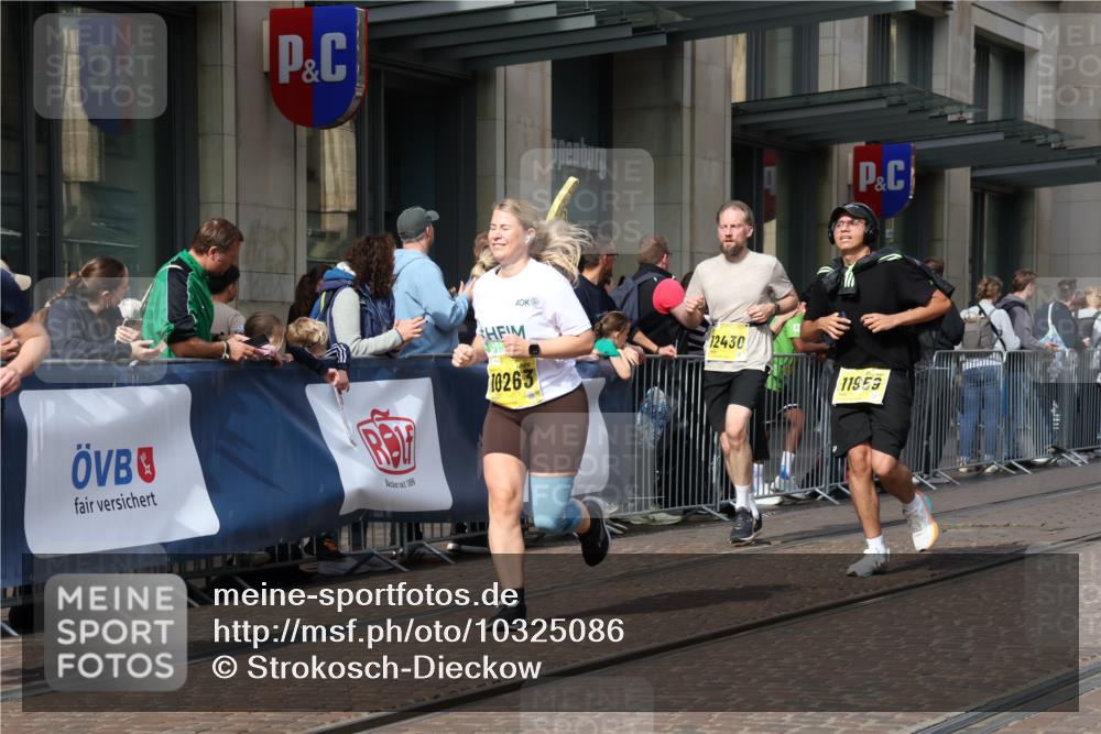 13.09.2026 - 21. swb-Marathon Bremen Strokosch-Dieckow http://msf.ph/oto/10325086 13.09.2026 11:00:34 Ziel 10093, 10263, 10306, 10367, 10368, 10428, 10639, 10753, 10857, 11055, 11162, 11247, 11343, 11359, 11475, 11540, 11556, 11728, 11797, 11804, 11819, 11959, 12006, 12085, 12116, 12397, 12428, 12430, 10144, 10272, 10275, 10369, 10677, 10801, 10810, 11016, 11045, 11126, 11129, 11180, 11547, 11623, 11687, 11708, 11769, 11838, 12018, 12105, 12106, 12190, 12291, 12394, 12530, 12531 meine-sportfotos.de