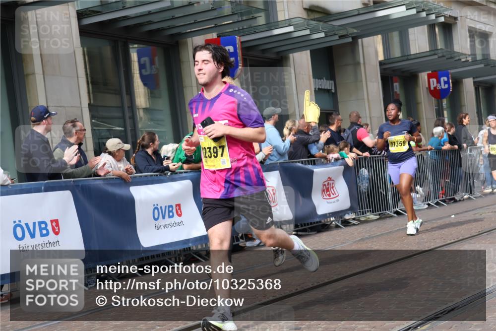 13.09.2026 - 21. swb-Marathon Bremen Strokosch-Dieckow http://msf.ph/oto/10325368 13.09.2026 11:00:42 Ziel 10093, 10367, 10368, 10428, 10639, 10753, 10857, 10892, 10964, 10965, 11049, 11055, 11116, 11247, 11359, 11428, 11540, 11681, 11682, 11728, 11804, 11819, 11850, 12006, 12085, 12116, 12241, 12397, 12428, 10263, 10272, 10275, 10306, 10369, 10677, 10801, 11045, 11126, 11162, 11180, 11343, 11475, 11556, 11687, 11708, 11769, 11797, 11838, 11959, 12018, 12397, 12430, 12530, 12531 meine-sportfotos.de